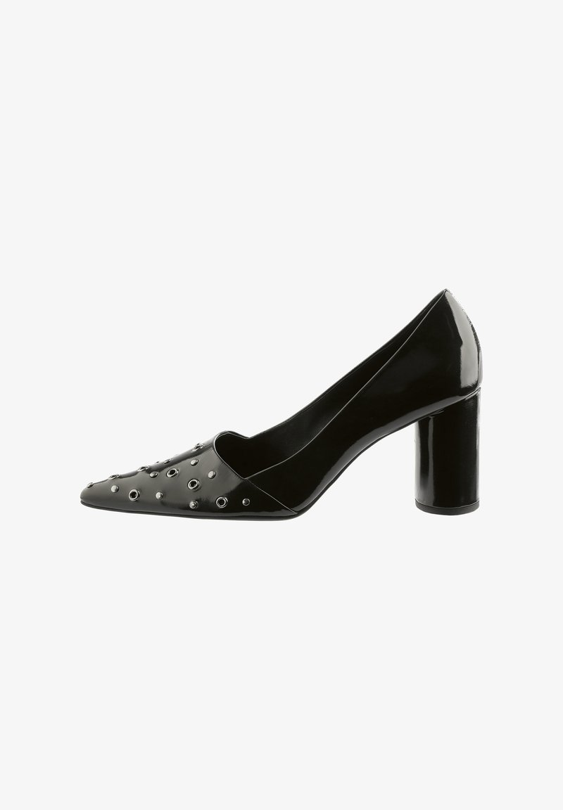 Schwarze Lacklederschuhe mit Blockabsatz und silbernen Ösen auf dem Bereich der spitzen Zehen, seitlich dargestellt.