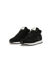 Sneaker alte in suede nero con suola in gomma bianca, caratterizzate da un elegante accento laterale e chiusura a lacci, linguetta con logo e dettagli testurizzati.