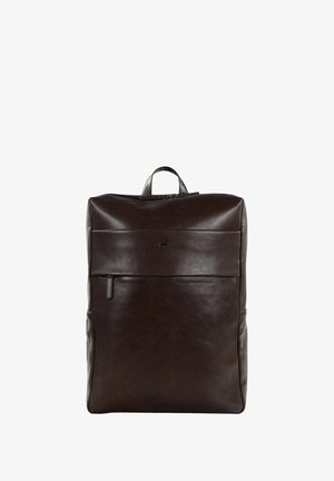 Zaino in pelle marrone con una finitura liscia e opaca. Presenta un manico superiore, chiusura con zip, tasca frontale e un design minimalista.
