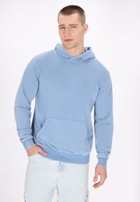 Felpa leggera blu con tasca a marsupio, cappuccio con cordino e polsini a coste. Il tessuto appare liscio con una vestibilità rilassata.