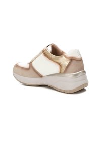 Zapatillas de color rosa claro y blanco con un acabado de ante texturizado, acentos metálicos en oro y una suela acolchada. Forma redondeada con diseño de cordones.