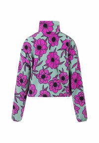 Fleece pullover in muntgroen met een bloemenpatroon van grote roze bloemen met zwarte centra. Hoge kraag en lange mouwen.