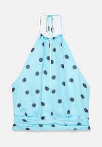 Haut à bretelles bleu clair à pois noirs, ourlet froncé et fermeture par nœud au cou, présenté sur fond blanc.