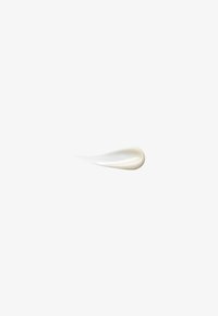 Crème cosmétique crémeuse, blanc cassé, avec une texture lisse et brillante, présentée sous la forme d'une goutte allongée sur un fond neutre.