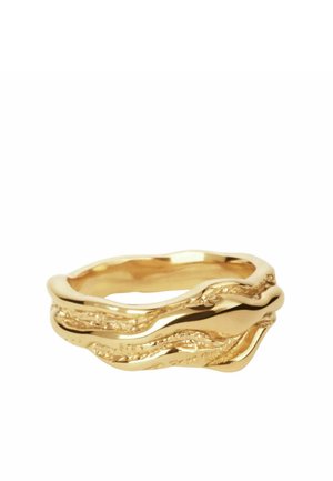 Bague en or au design irrégulier et ondulé avec des surfaces lisses et texturées, créant une apparence superposée et organique.