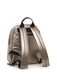 Mochila metálica dorada con asas acolchadas negras, bolsillo frontal con cremallera, textura suave y forma redondeada. Doble asa superior para llevar.