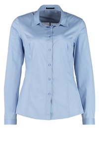 Chemise à manches longues bleu clair avec un col pointu, design ajusté et six boutons sur le devant. Texture de tissu lisse et ferme.