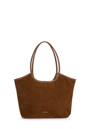 Bolso tote de ante marrón con asas marrones lisas a contraste, abertura superior y un detalle minimalista de logo dorado en la parte delantera.