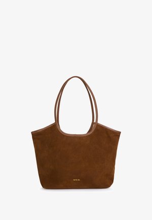 Sac fourre-tout en daim marron avec des poignées marron lisses contrastantes, ouverture supérieure et un détail minimaliste de logo doré sur le devant.
