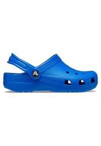 Blauwe rubberen klomp met ventilatiegaten, slingbackband, gestructureerde bovenkant en een cirkelvormig logo op de zijkant. Heeft een ronde neus en een flexibele zool.