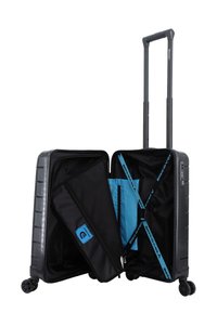 Hartschalen-Schwarzer Koffer mit strukturierter Oberfläche, doppelten Reißverschlüssen, ausziehbarem Griff und mehreren Innenfächern in Blau und Schwarz.