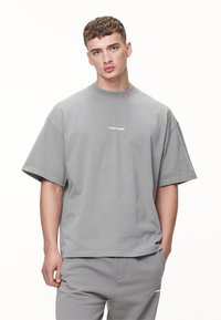 Pegador - LOGO BOXY TEE UNISEX - Lihtne T-särk - washed cool grey/white gum Väikepilt 1