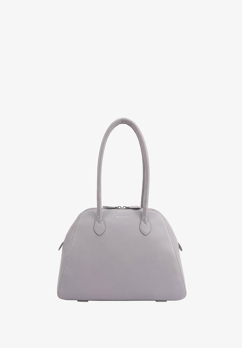 Lichtgrijze gestructureerde handtas met twee lange handvatten, ritssluiting en subtiel merklogo op de voorkant in het midden.