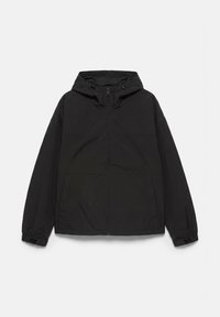 Veste noire à capuche avec fermeture éclair frontale, poignets élastiques et poches latérales, posée à plat sur un fond blanc.