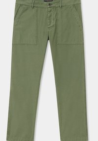 Khaki zelené kalhoty z bavlny s hladkým povrchem, které mají dvě velké přední kapsy a zip s knoflíkovým zapínáním.