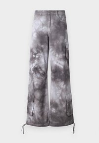 Grå tie-dye cargo bukser har en vid benedesign, cargo-lommer på siden og snore i kanten for justerbar passform.