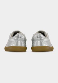 Baskets en cuir métallisé argent avec une finition texturée, accents beiges et semelle en gomme. "VEJA" embossé sur le talon. Design bas.