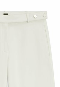 Weiße hoch taillierte Hose mit glatter Oberfläche, breitem Bund, silbernen Hardware-Details und Seitentaschen.