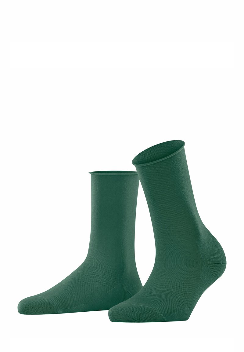 Chaussettes de cheville vertes en matériau lisse et extensible, au design sans couture, dotées d'une bordure côtelée et d'un renfort à l'orteil pour plus de durabilité.