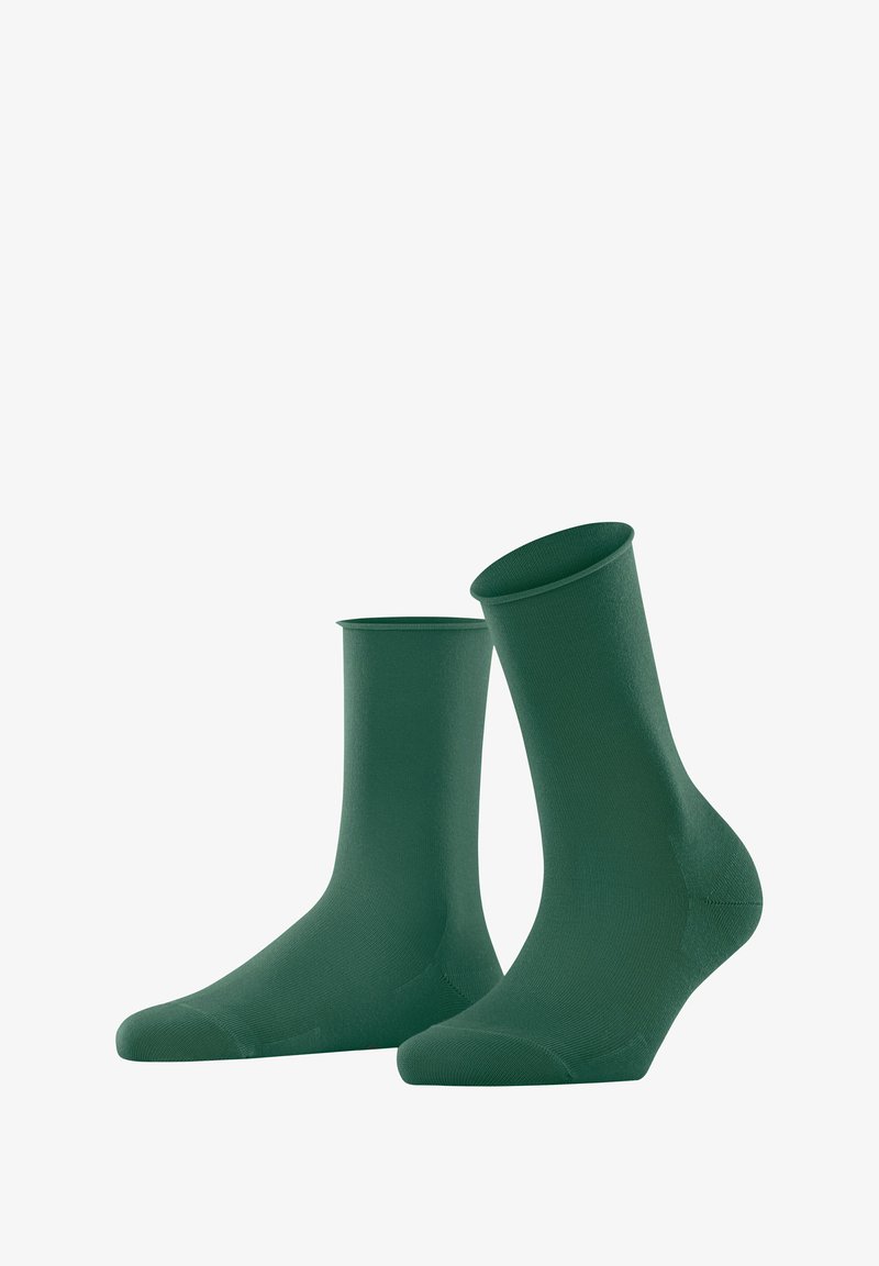 Chaussettes de cheville vertes en matériau lisse et extensible, au design sans couture, dotées d'une bordure côtelée et d'un renfort à l'orteil pour plus de durabilité.