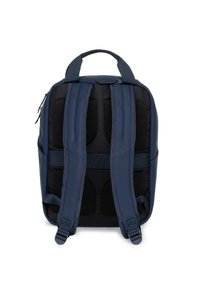 Granatowy plecak z wyściełanymi, profilowanymi czarnymi paskami i górnym uchwytem. Wykonany z gładkiego materiału, o nowoczesnym, eleganckim designie bez dodatkowych ozdób.