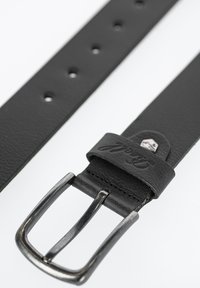 Cinturón de cuero negro con hebilla de metal plateado, acabado texturizado y múltiples agujeros para ajustar el tamaño. Detalle del logo grabado en la correa.