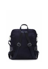 Mochila negra con correas de hombro ajustables, asa superior y cierres metálicos plateados sobre un fondo blanco.