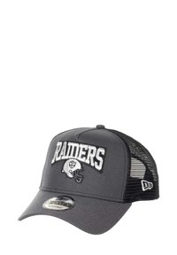 Grau Baseballcap mit schwarzem Netzrücken, ausgestattet mit erhabener weißer "RAIDERS"-Schrift und einem Football-Helm-Logo auf der Vorderseite. Verstellbarer Riemen.