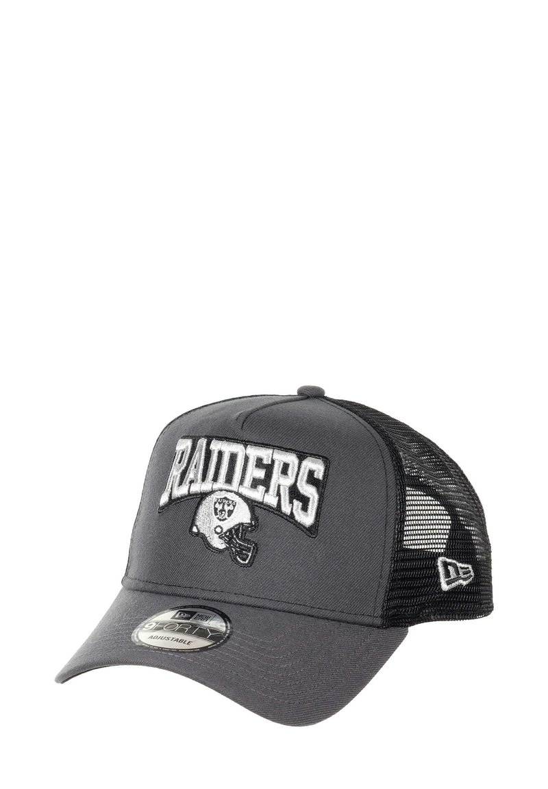Grau Baseballcap mit schwarzem Netzrücken, ausgestattet mit erhabener weißer "RAIDERS"-Schrift und einem Football-Helm-Logo auf der Vorderseite. Verstellbarer Riemen.