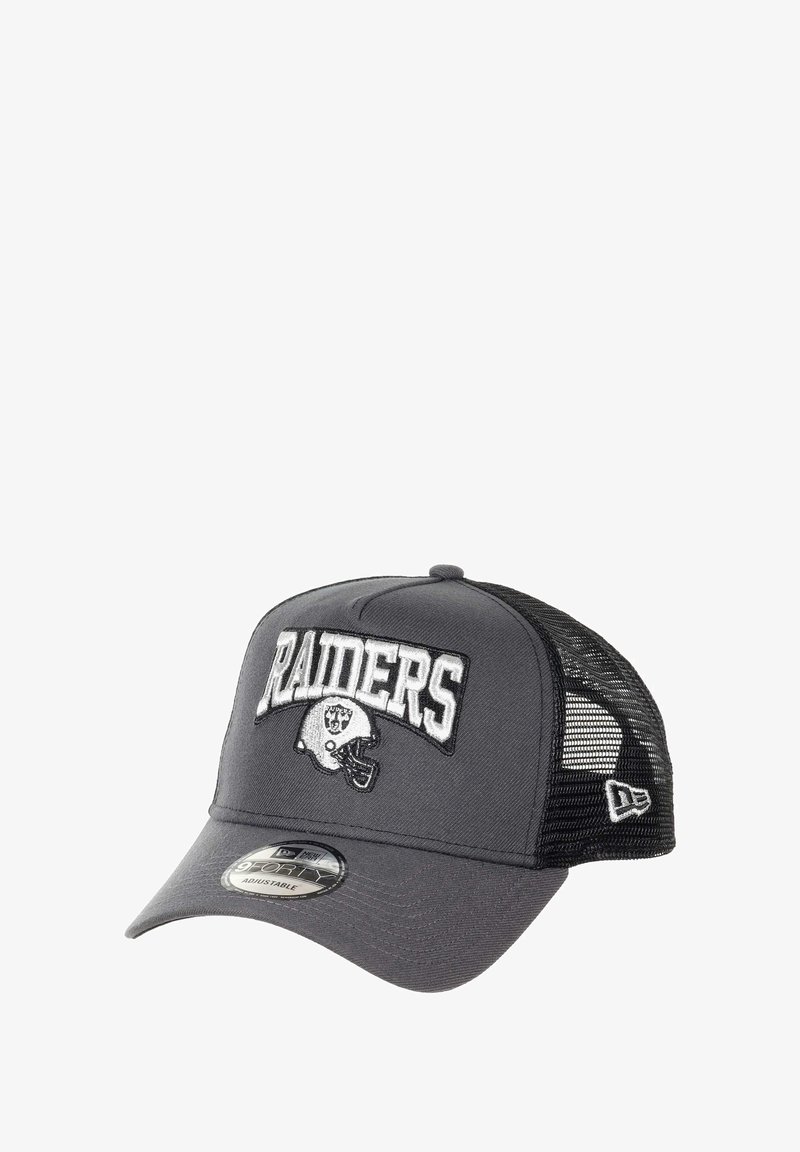 Grau Baseballcap mit schwarzem Netzrücken, ausgestattet mit erhabener weißer "RAIDERS"-Schrift und einem Football-Helm-Logo auf der Vorderseite. Verstellbarer Riemen.