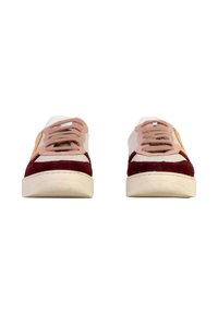 Sneakers med en vinröd mocka tåhätta, beige mockakropp och ljusrosa snören, samt en strukturerad off-white sula. Minimalistisk design.