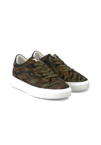 Sneaker con motivo camouflage in verde scuro e marrone, dotati di una tomaia testurizzata, punta rotonda e suola in gomma bianca. Lacci piatti e accenti a contrasto.