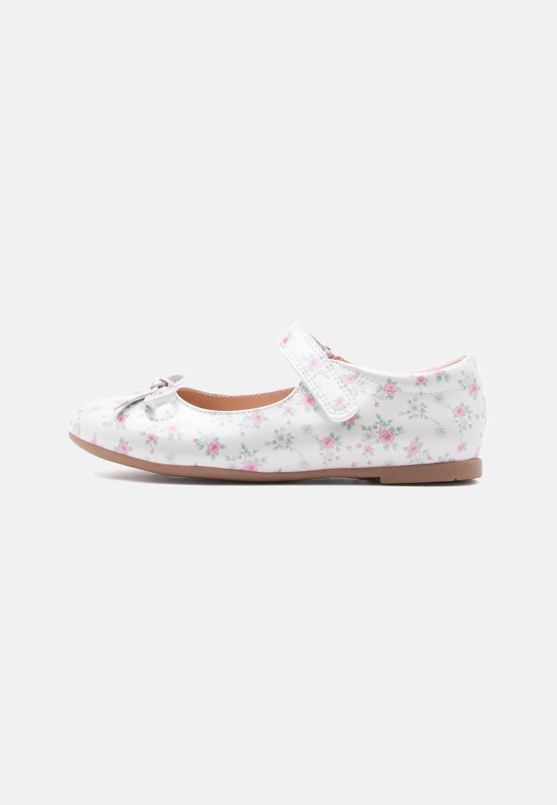 Chaussure Mary Jane pour filles blanches avec motif floral rose, bride ajustable et petit nœud sur l'orteil arrondi.