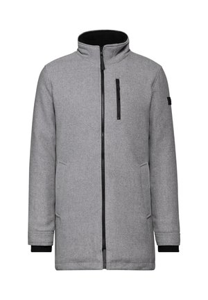 Chaqueta gris con cuello alto, cierre frontal, bolsillo con cremallera negra y puños elásticos. Presenta una tela texturizada y dos bolsillos laterales.