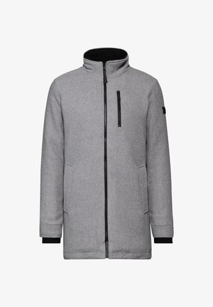 Giacca grigia con colletto alto, chiusura con zip, tasca con zip nera e polsini elasticizzati. Presenta un tessuto testurizzato e due tasche laterali.