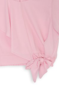 Blusa rosa realizzata in tessuto morbido e fluido. Presenta un design drappeggiato e un dettaglio annodato sulla manica. Texture liscia e finitura delicata.