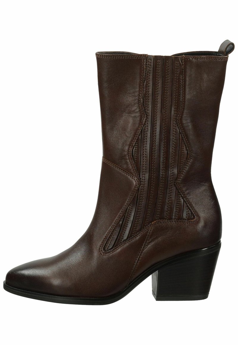 Bota de cuero marrón hasta el tobillo con punta afilada, costuras decorativas y paneles elásticos laterales. Cuenta con un tacón apilado para mayor estabilidad.