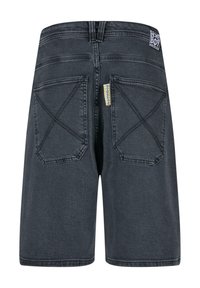 Schwarze Denim-Shorts mit geradem Schnitt, ausgestattet mit zwei Gesäßtaschen und verstärkten Nähten. Ein "Homeboy"-Etikett ist am Bund sichtbar.