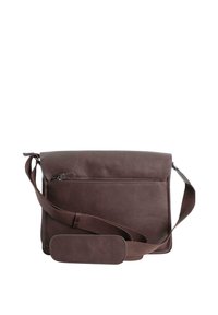 Bolso mensajero de cuero marrón con solapa, correa de hombro ajustable, bolsillo frontal con cremallera y textura suave. Presenta un diseño minimalista.