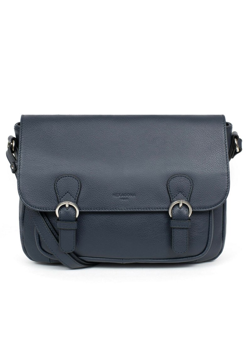 Borsa a tracolla in pelle blu scuro con accessori in argento, dotata di chiusura a pattina, due cinghie frontali e una tracolla regolabile.