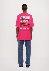 Les Benjamins SHORT SLEEVE TEE UNISEX - Μπλουζάκι με στάμπα - punky pink