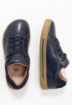 sas me too walking shoe