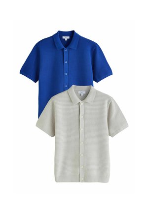 Két rövid ujjú, gombos galléros pólóing, az egyik királykék, a másik világos bézs, texturált kötött anyagból és gallérral, laposan elhelyezve.