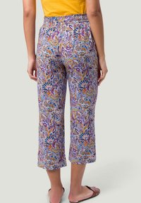 Pantalones de estilo ganchillo con un patrón de paisley en púrpura, naranja y amarillo, con una cinturilla elástica y un largo hasta el tobillo.