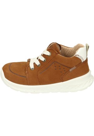 Braune Wildlederschuhe mit weißer Sohle, runder Fußspitze und Schnürsystem. Verfügt über Perforationen und kontrastierende Nähte im Obermaterial.