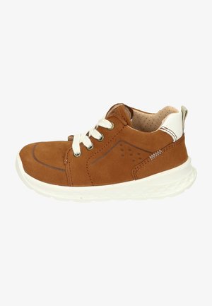 Bruin suede schoen met witte zool, ronde neus en vetersysteem. Voorzien van perforaties en contrasterende stiksels op de bovenkant.