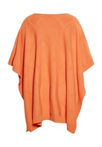 Orange strikponcho med et zigzag-mønster skabt af huller i strikken, med en bred halsudskæring og ribbede detaljer ved kanten og ærmerne.