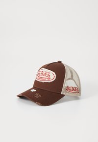 Gorra marrón con parte posterior de malla, detalles desgastados y logotipo bordado en rojo "Von Dutch Originals". Cuenta con visera curvada y correa ajustable.