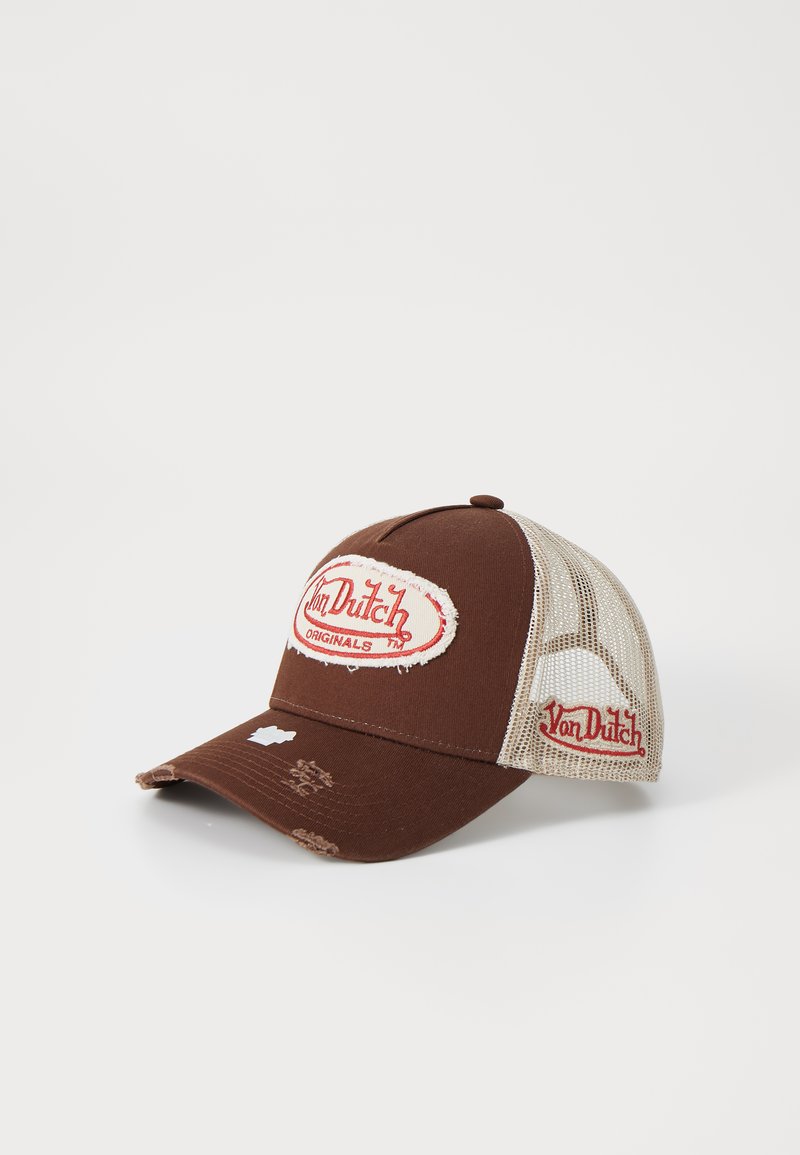 Gorra marrón con parte posterior de malla, detalles desgastados y logotipo bordado en rojo "Von Dutch Originals". Cuenta con visera curvada y correa ajustable.