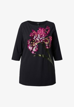 Schwarzes Baumwoll-T-Shirt mit dreiviertellangen Ärmeln, versehen mit einem großen floralen Design aus mehrfarbigen Pailletten, darunter pinke und grüne Akzente.